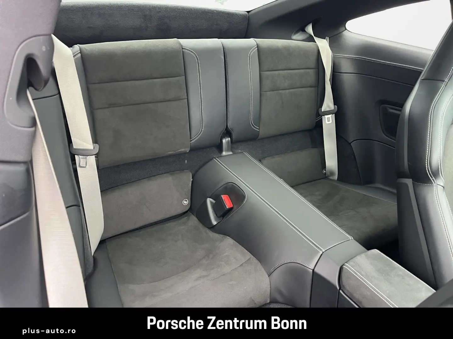 PORSCHE 992 911 Carrera 4 GTS