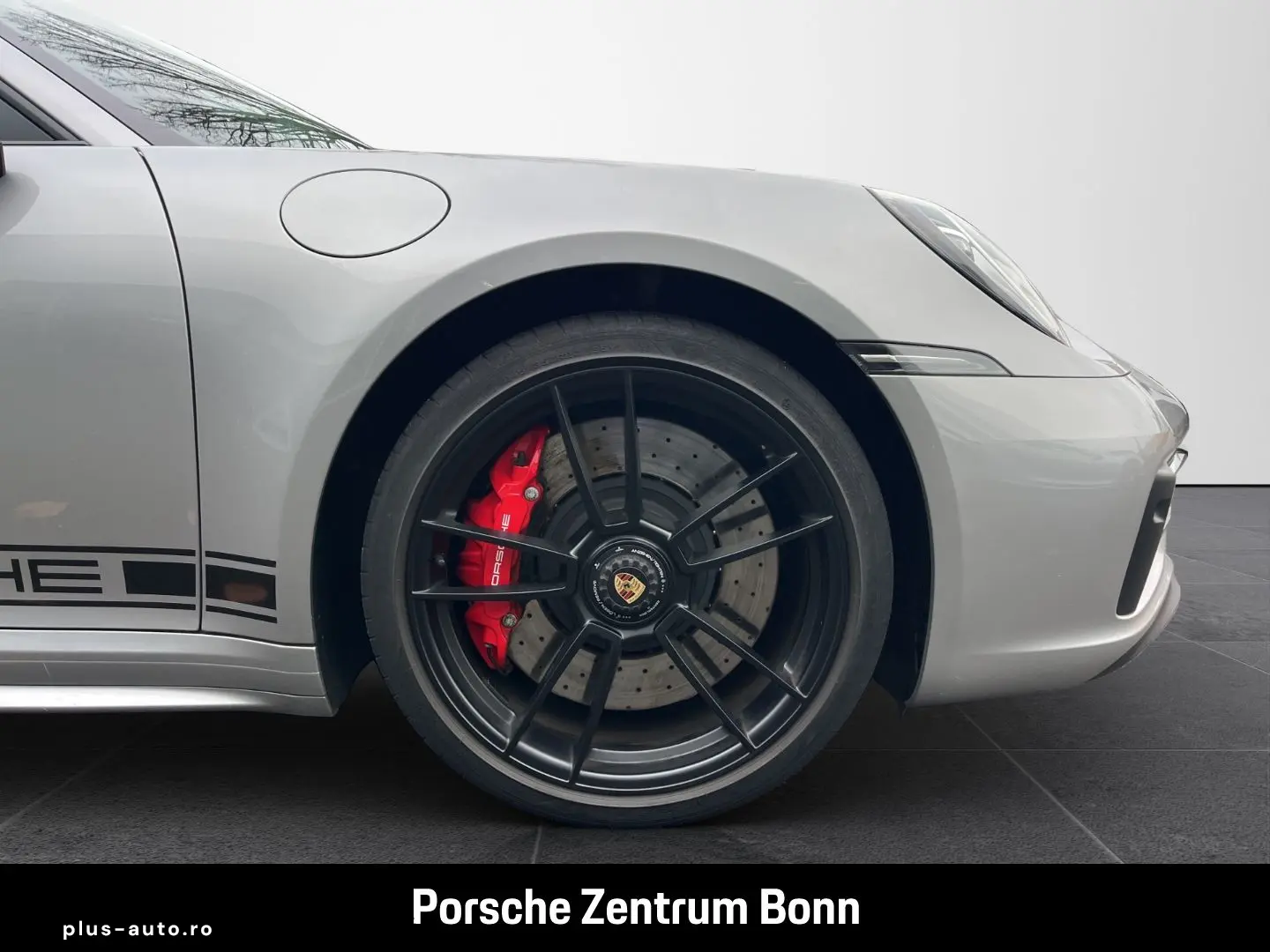 PORSCHE 992 911 Carrera 4 GTS