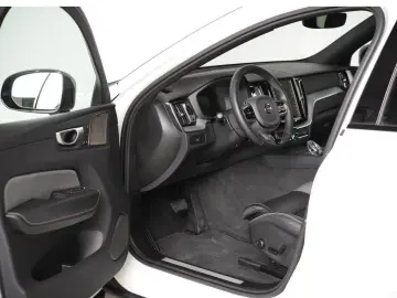 VOLVO XC60 B4 D Plus Dark  Business- & Lichtpak. 360