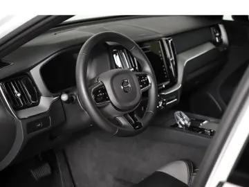 VOLVO XC60 B4 D Plus Dark  Business- & Lichtpak. 360