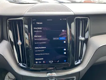 VOLVO XC60 B4 AWD Plus Bright 20  4xSHZ ACC LED STHZ