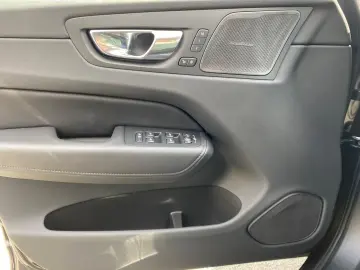 VOLVO XC60 B4 AWD Plus Bright 20  4xSHZ ACC LED STHZ