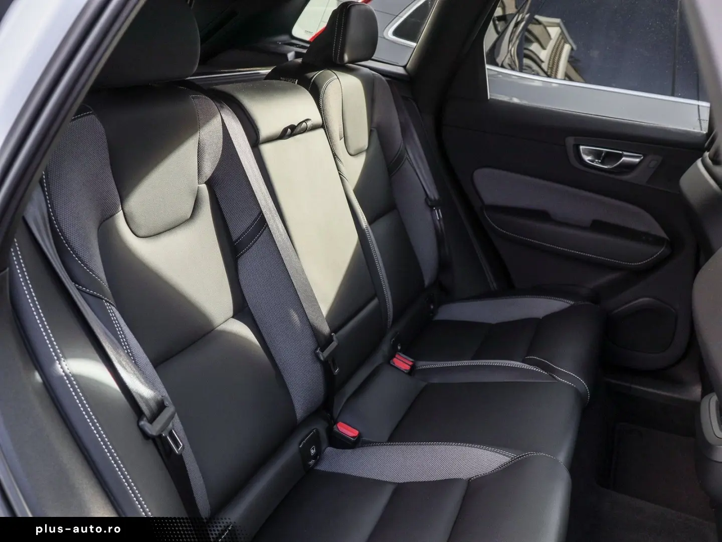 VOLVO XC60 B4 (B) Plus Dark #AHK Sitzh. PDC RFK Automa