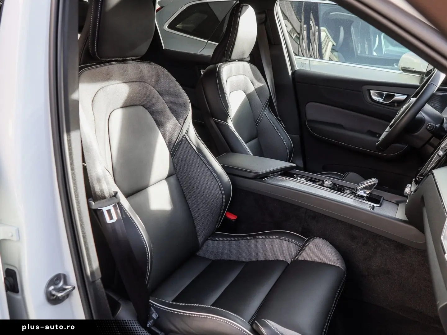 VOLVO XC60 B4 (B) Plus Dark #AHK Sitzh. PDC RFK Automa