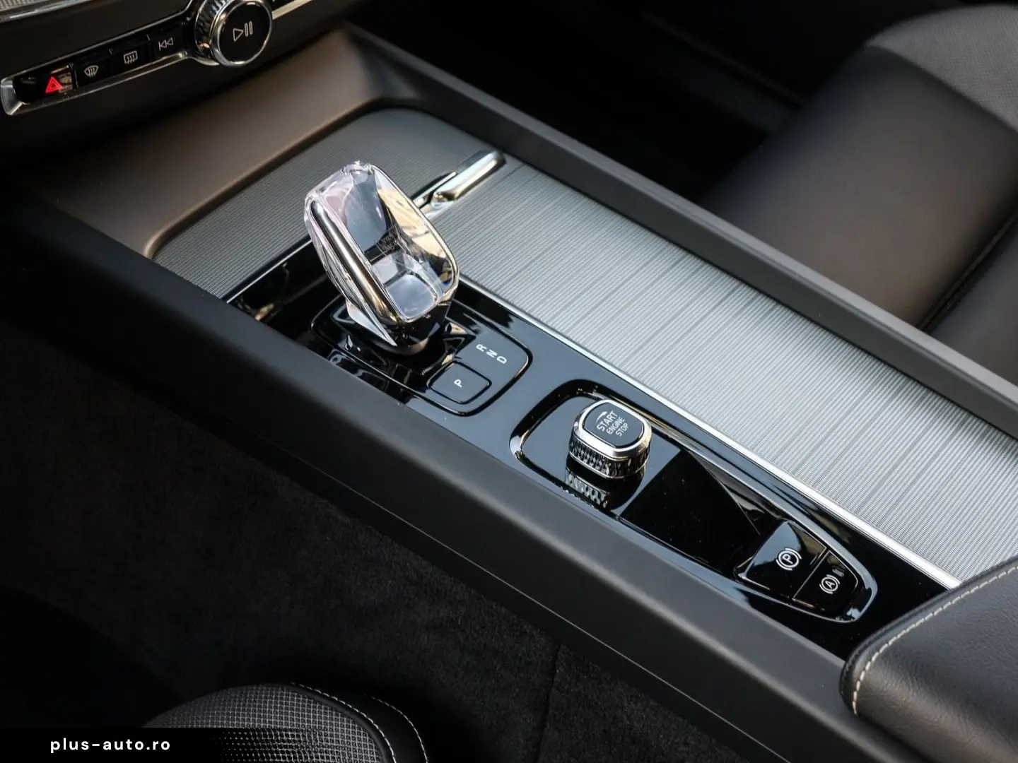 VOLVO XC60 B4 (B) Plus Dark #AHK Sitzh. PDC RFK Automa