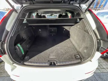 VOLVO XC60 B4 (B) Plus Dark #AHK Sitzh. PDC RFK Automa