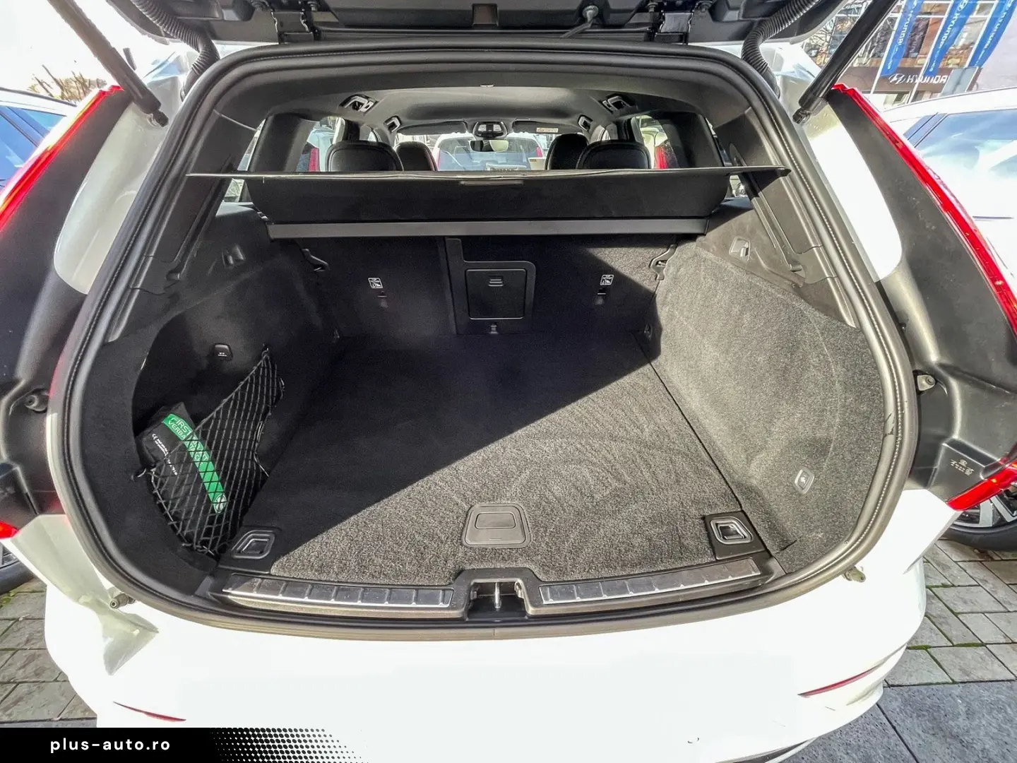 VOLVO XC60 B4 (B) Plus Dark #AHK Sitzh. PDC RFK Automa