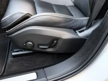 VOLVO XC60 B4 (B) Plus Dark #AHK Sitzh. PDC RFK Automa