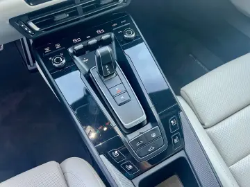 PORSCHE 992 911 Carrera4 GTS