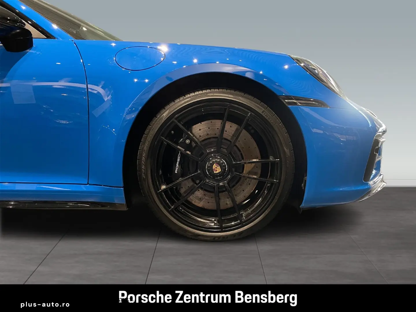 PORSCHE 911 Carrera 4 GTS