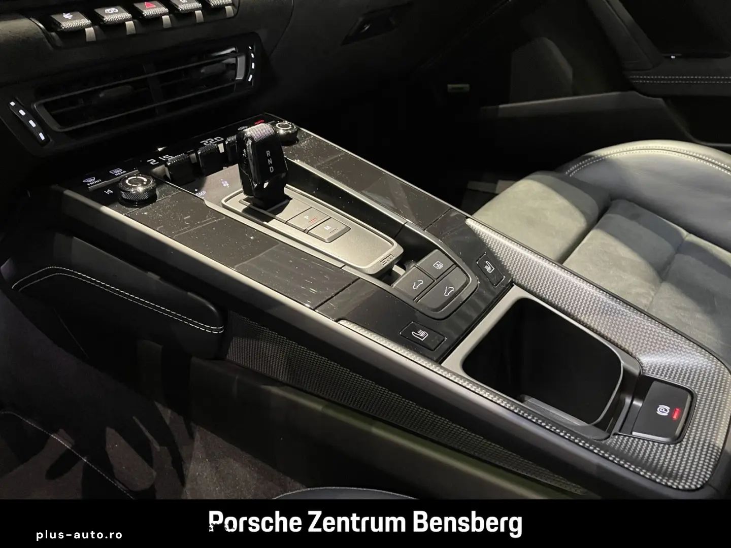 PORSCHE 911 Carrera 4 GTS