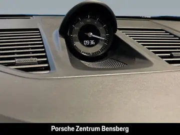 PORSCHE 911 Carrera 4 GTS