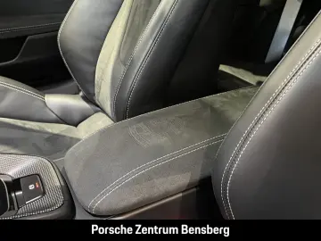 PORSCHE 911 Carrera 4 GTS