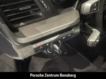 PORSCHE 911 Carrera 4 GTS