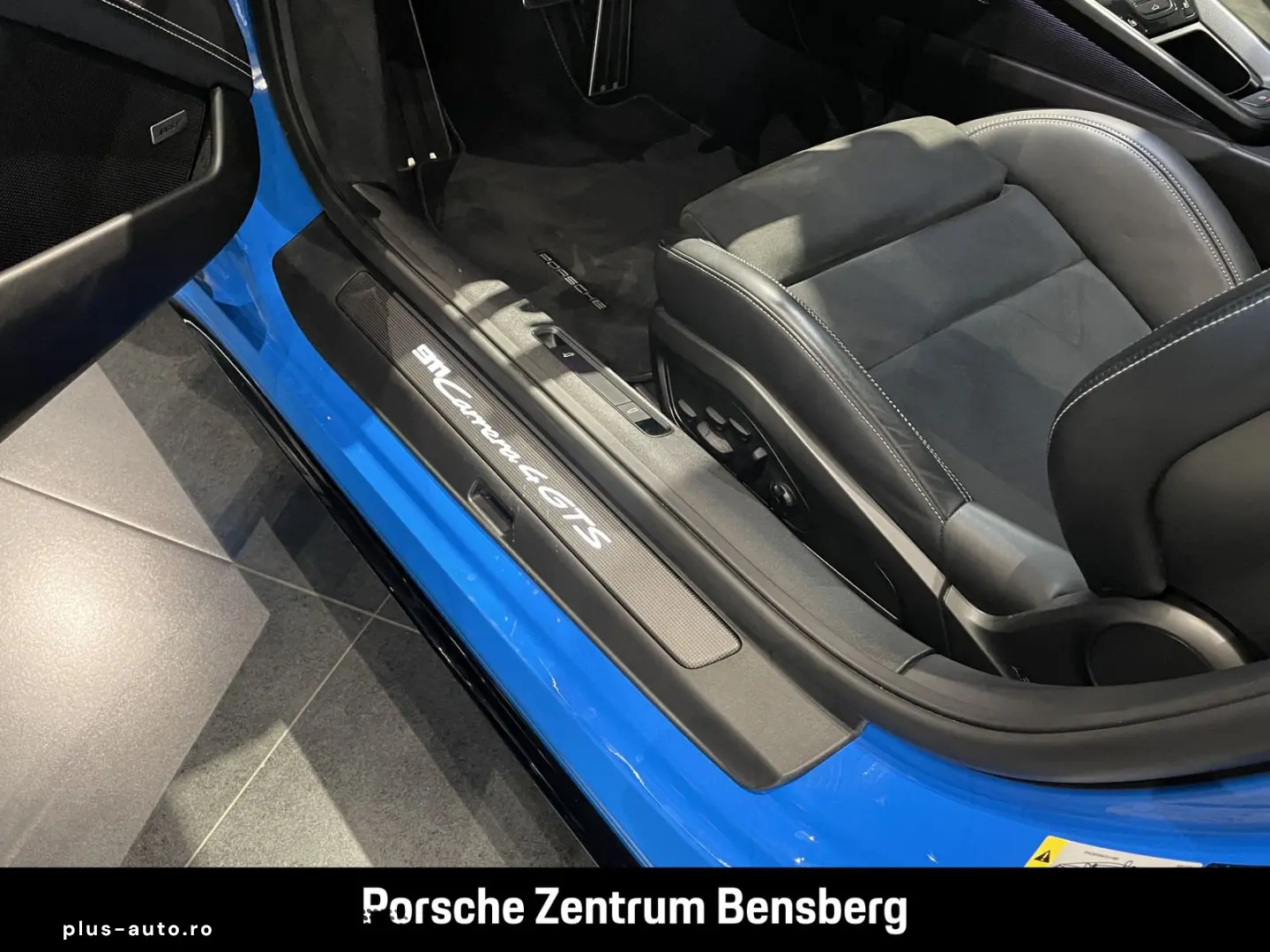 PORSCHE 911 Carrera 4 GTS