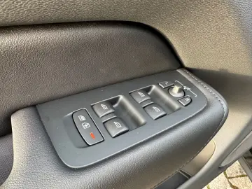 VOLVO XC60 Ultimate Dark AWD Leder HuD Pano B&W 360