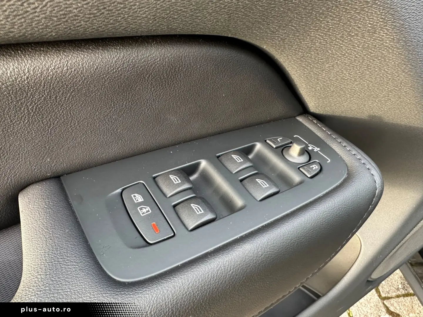 VOLVO XC60 Ultimate Dark AWD Leder HuD Pano B&W 360