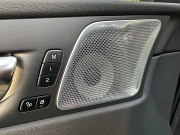 VOLVO XC60 Ultimate Dark AWD Leder HuD Pano B&W 360