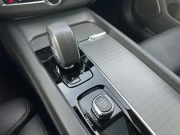 VOLVO XC60 Ultimate Dark AWD Leder HuD Pano B&W 360