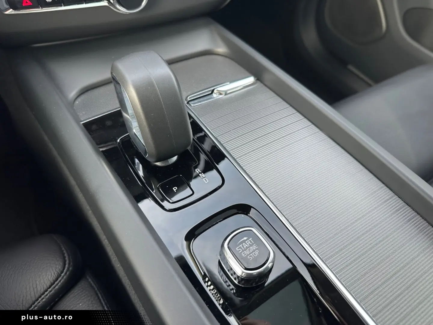 VOLVO XC60 Ultimate Dark AWD Leder HuD Pano B&W 360