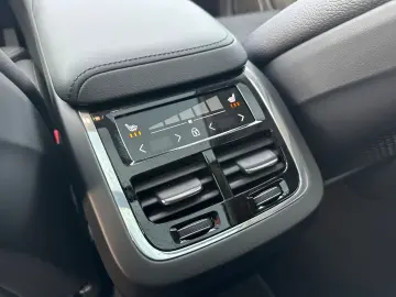 VOLVO XC60 Ultimate Dark AWD Leder HuD Pano B&W 360