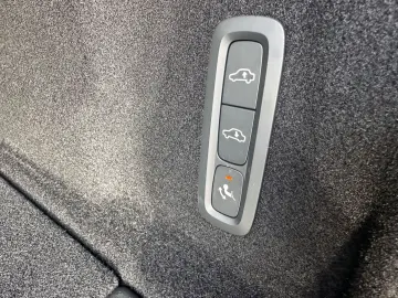 VOLVO XC60 Ultimate Dark AWD Leder HuD Pano B&W 360