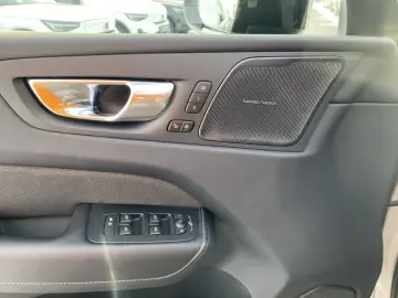 VOLVO XC60 Plus Dark AWD B4 Diesel EU6d StandHZG Leder