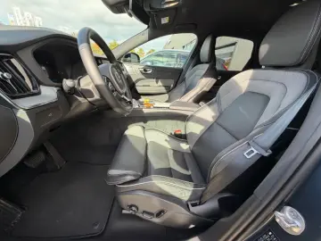 VOLVO XC60 Plus Dark AHK Leder Digitales Cockpit Memor