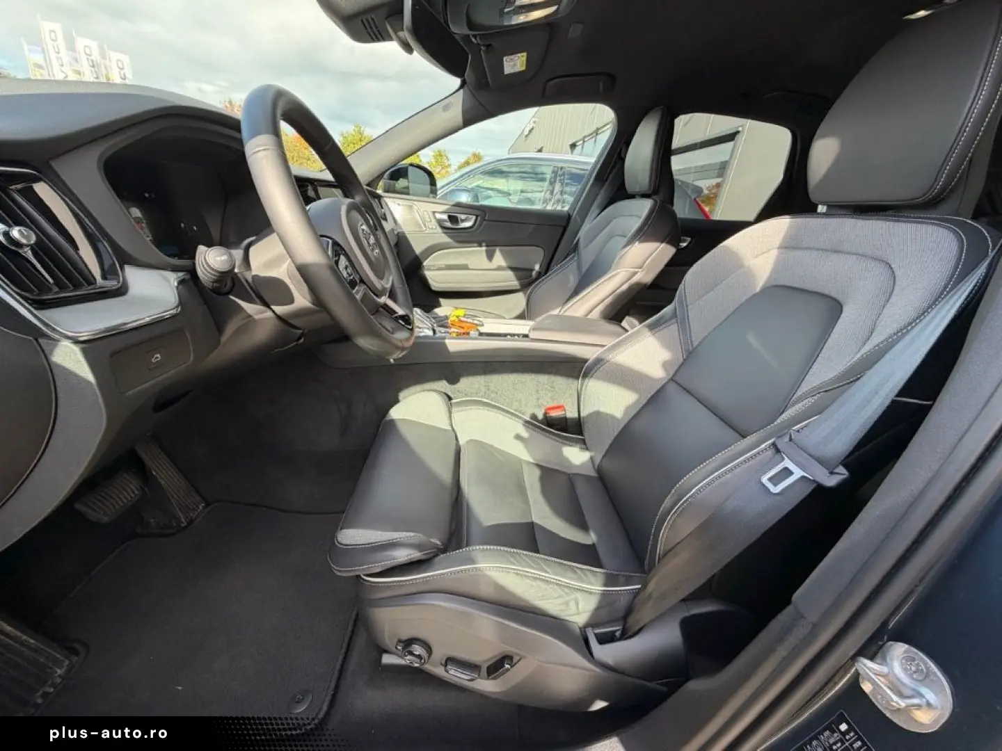 VOLVO XC60 Plus Dark AHK Leder Digitales Cockpit Memor