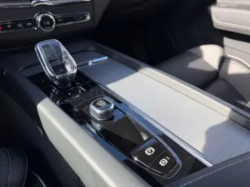 VOLVO XC60 Plus Dark AHK Leder Digitales Cockpit Memor