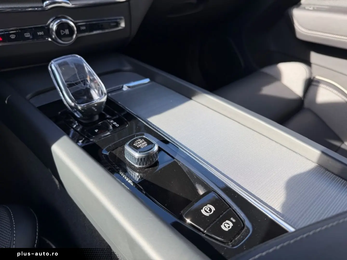 VOLVO XC60 Plus Dark AHK Leder Digitales Cockpit Memor