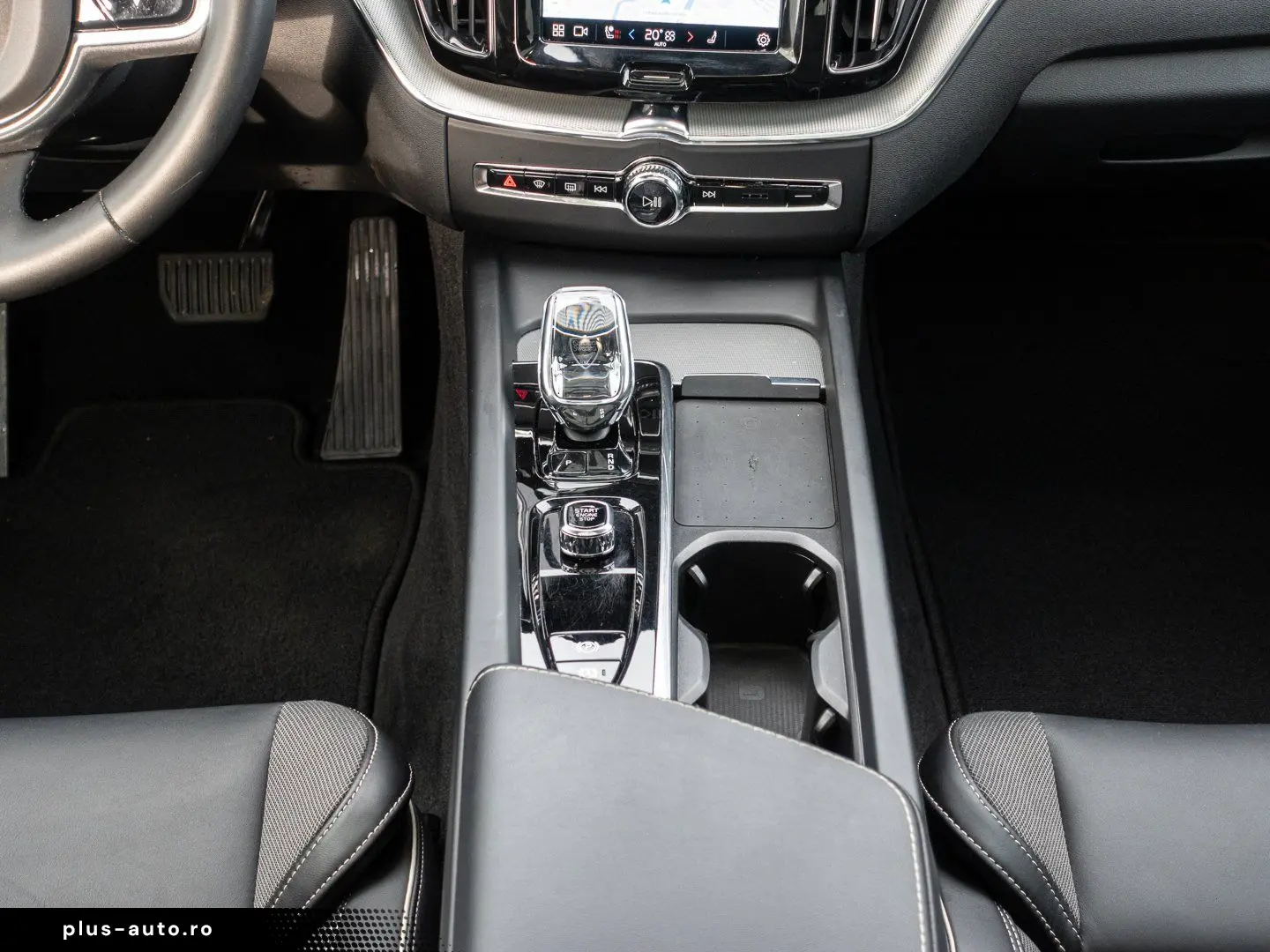 VOLVO XC60 T6 Twin Engine AWD R Design Plug-In Pano 36