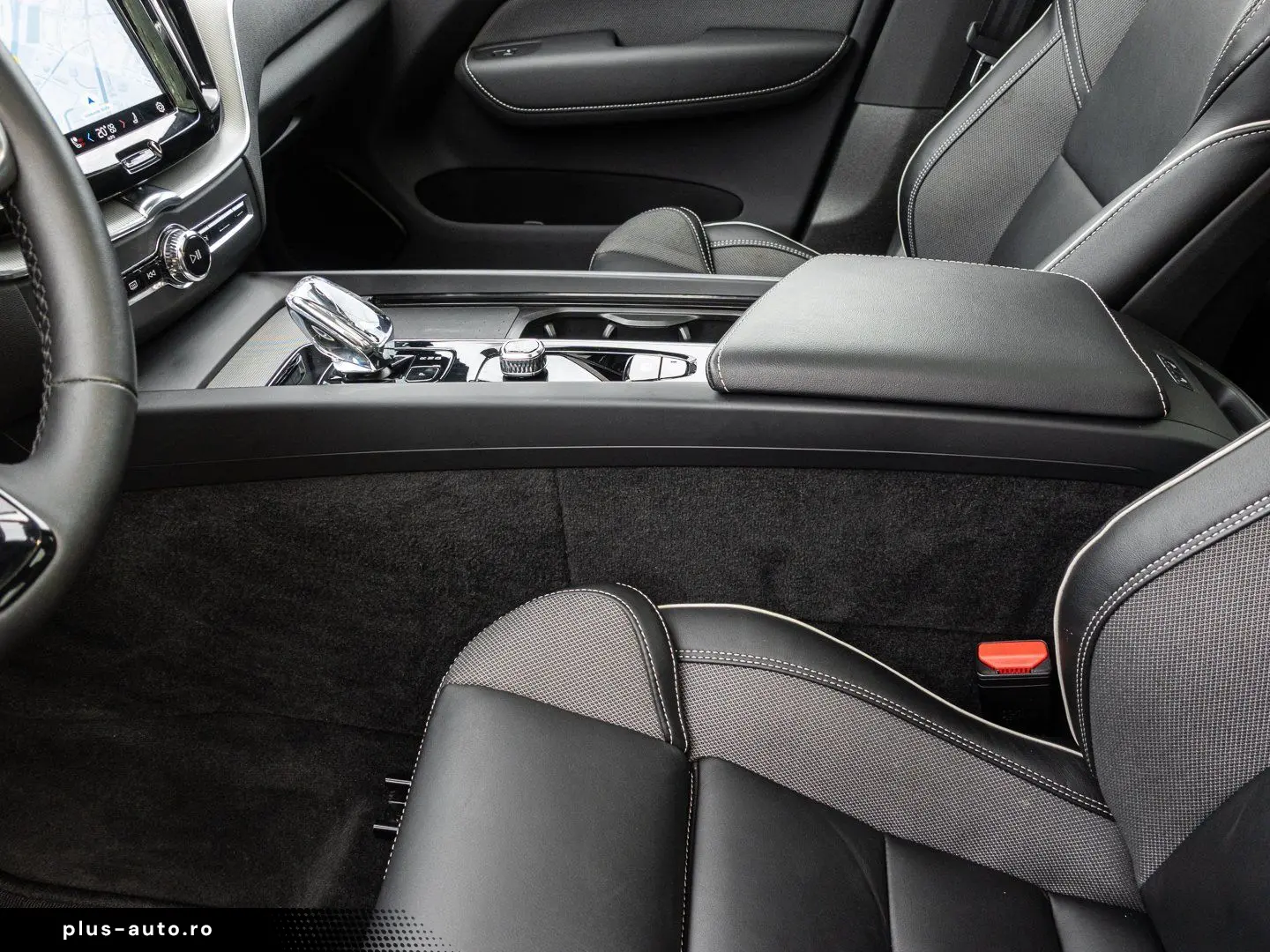 VOLVO XC60 T6 Twin Engine AWD R Design Plug-In Pano 36