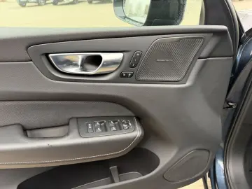 VOLVO XC60 B4 Ultimate Dark AWD HUD Leder Digitales Co