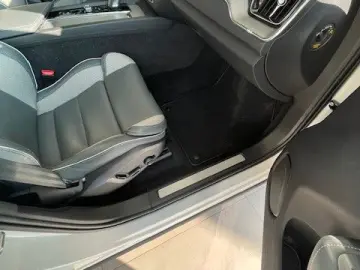 VOLVO XC 60 XC60 R Design Recharge Plug-In Hybrid AWD