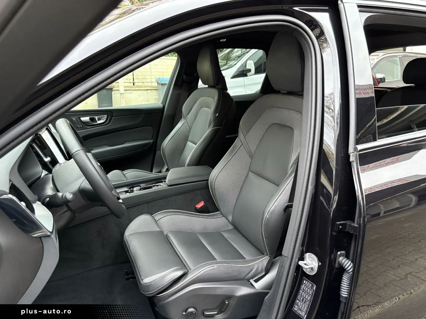 VOLVO XC60 B5 AWD Plus Black Edition He-Up PANO 360 AC