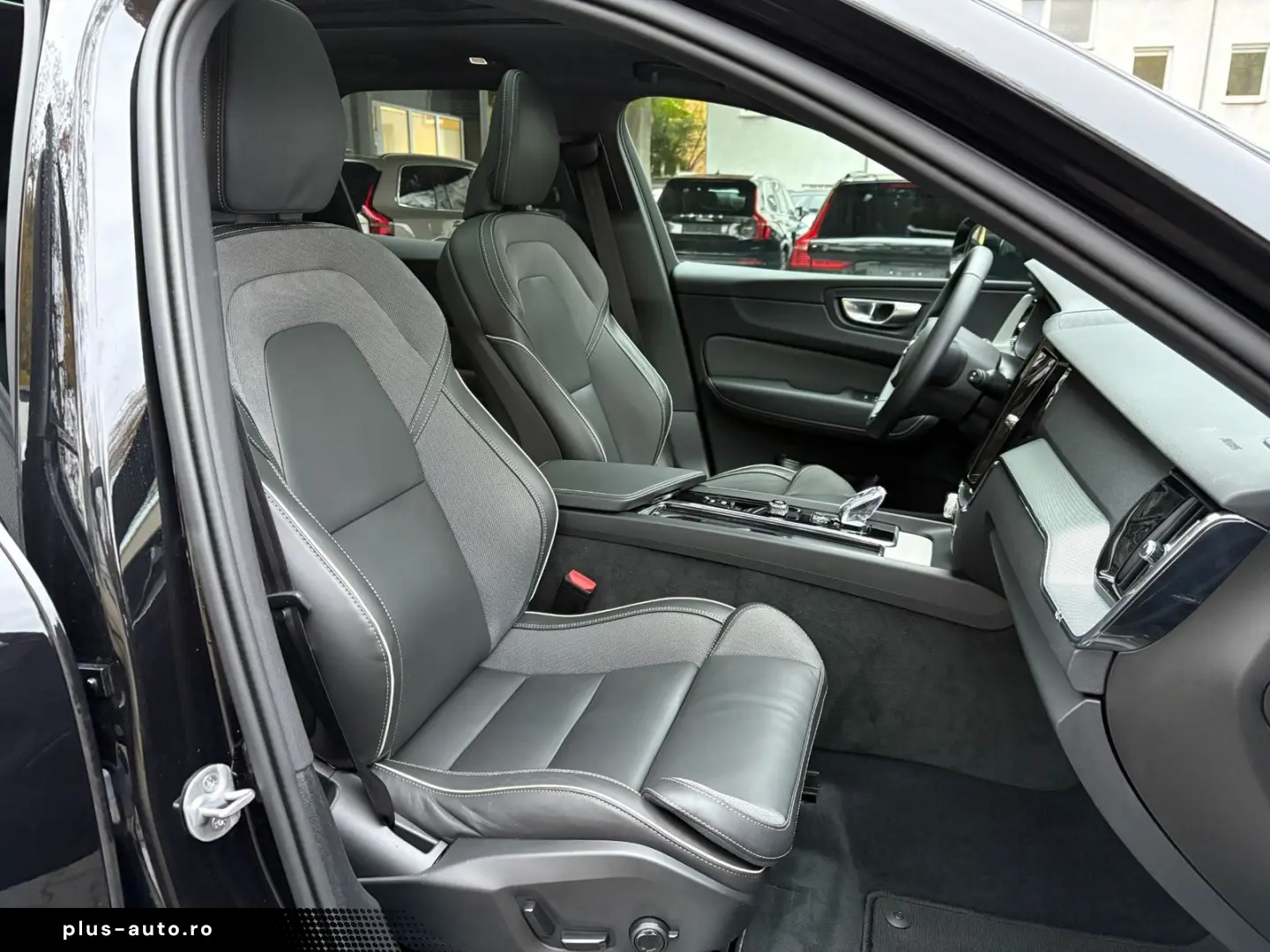 VOLVO XC60 B5 AWD Plus Black Edition He-Up PANO 360 AC