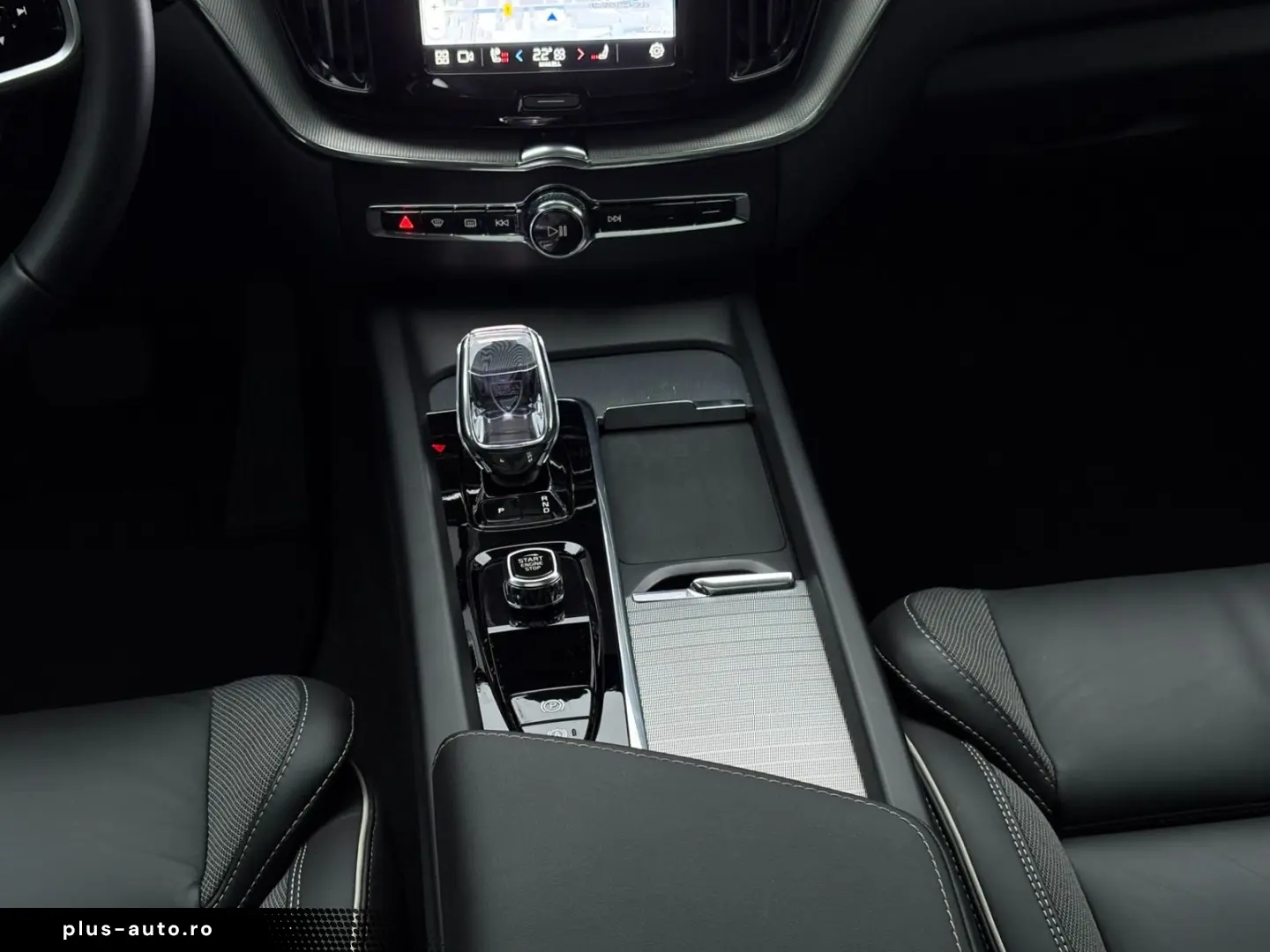 VOLVO XC60 B5 AWD Plus Black Edition He-Up PANO 360 AC