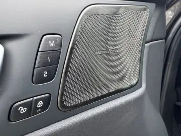 VOLVO XC60 B4 D AWD Plus Dark