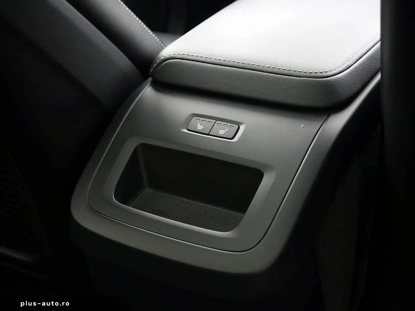 VOLVO XC60 B4 Plus Dark H K HGSD FACEL. STANDHZ LED