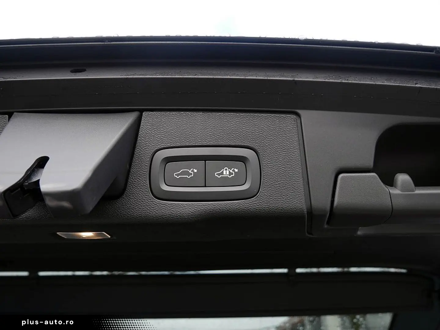 VOLVO XC60 B4 Plus Dark H K HGSD FACEL. STANDHZ LED