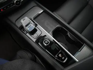 VOLVO XC60 B4 Plus Dark H K HGSD FACEL. STANDHZ LED