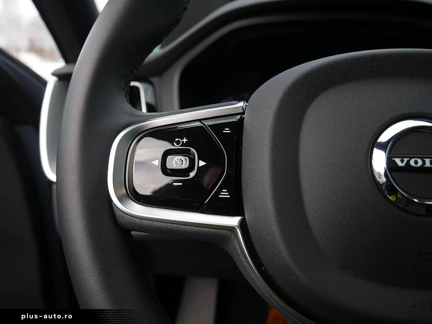 VOLVO XC60 B4 Plus Dark H K HGSD FACEL. STANDHZ LED