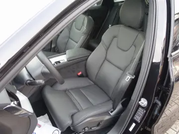 VOLVO XC60 Plus Dark B5 AWD Mild-Hybrid  360 Cam Pano.