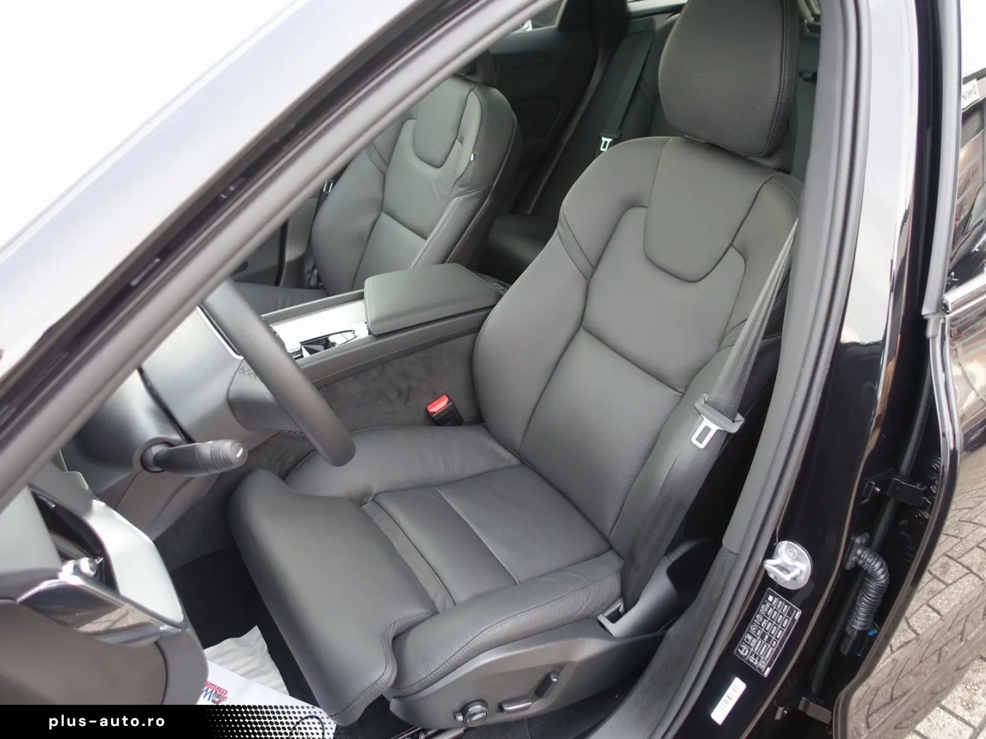 VOLVO XC60 Plus Dark B5 AWD Mild-Hybrid  360 Cam Pano.