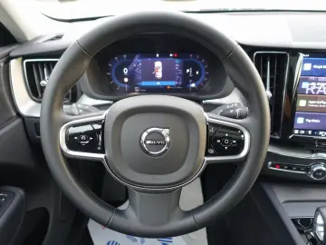 VOLVO XC60 Plus Dark B5 AWD Mild-Hybrid  360 Cam Pano.