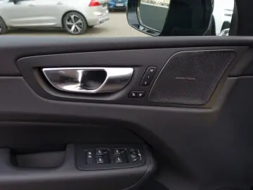 VOLVO XC60 Plus Dark B5 AWD Mild-Hybrid  360 Cam Pano.