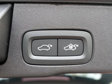 VOLVO XC60 Plus Dark B5 AWD Mild-Hybrid  360 Cam Pano.