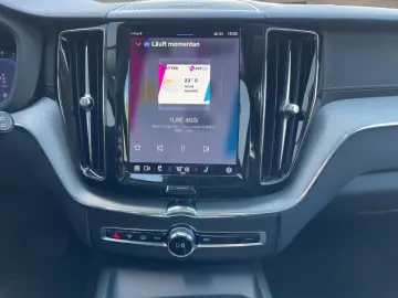 VOLVO XC60 B5 AWD Ultimate Dark AHK LED NAVI 20LM HuD