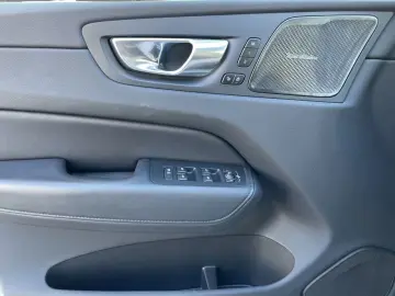 VOLVO XC60 B5 AWD Ultimate Dark AHK LED NAVI 20LM HuD